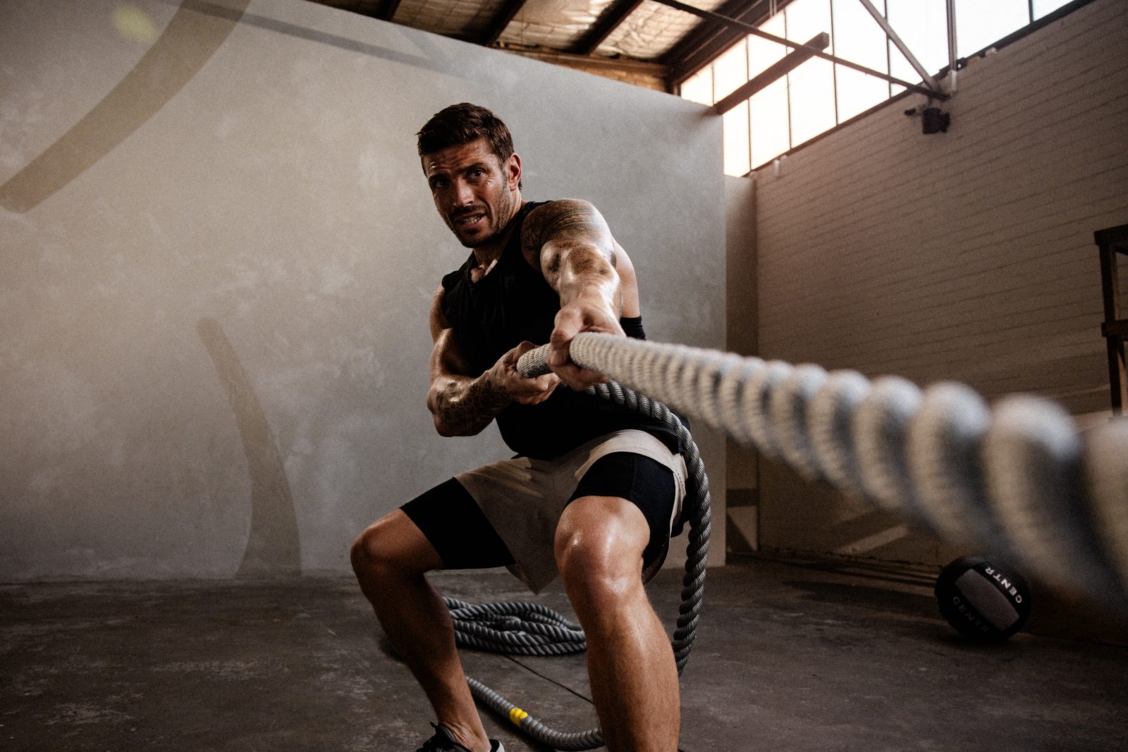 Atleta entrenando con Power Rope CENTR x HYROX