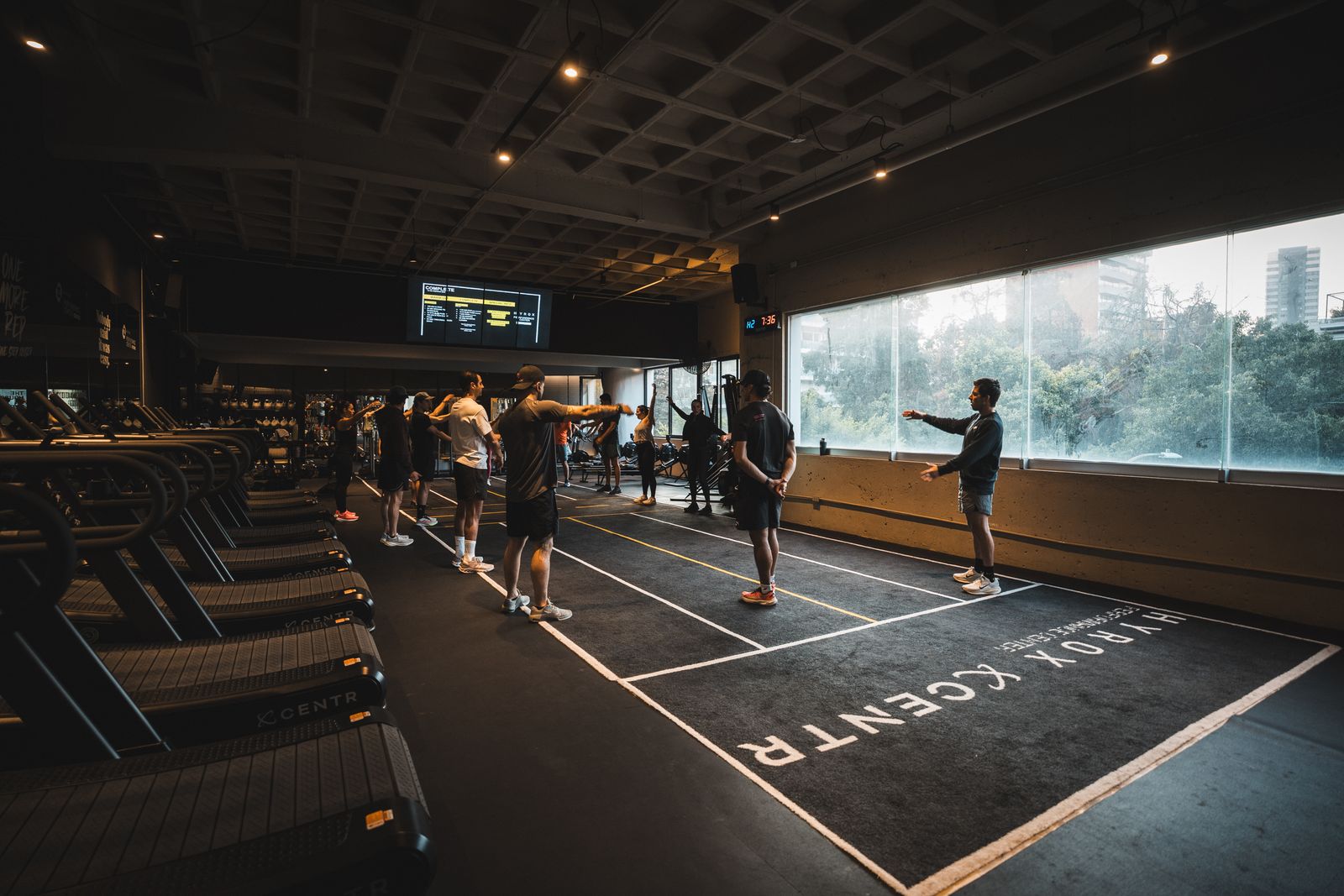 Clase grupal entrenando en el HYROX Performance Center