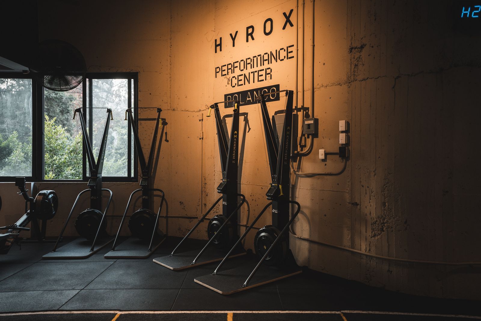 Letrero del HYROX Performance Center