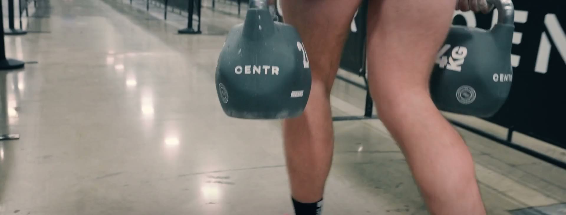 Equipamiento CENTR x HYROX en un espacio de entrenamiento